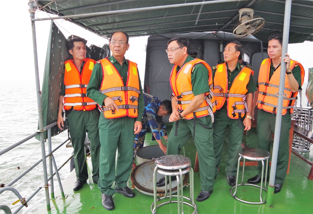 Đại tá Lương Hoàng Đông, Chỉ huy trưởng BĐBP trực tiếp chỉ huy chuyến tuần tra nắm tình hình phòng chống dịch trên biển.